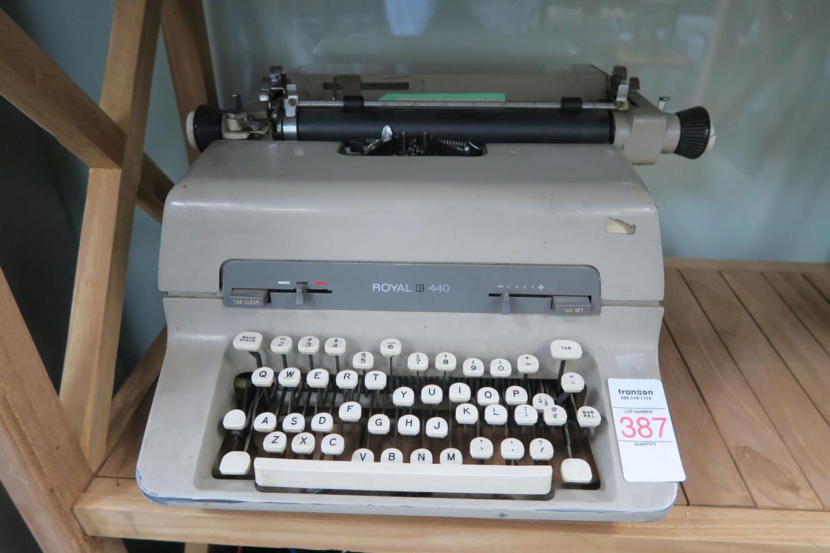 Royal 440 Manual Typewriter