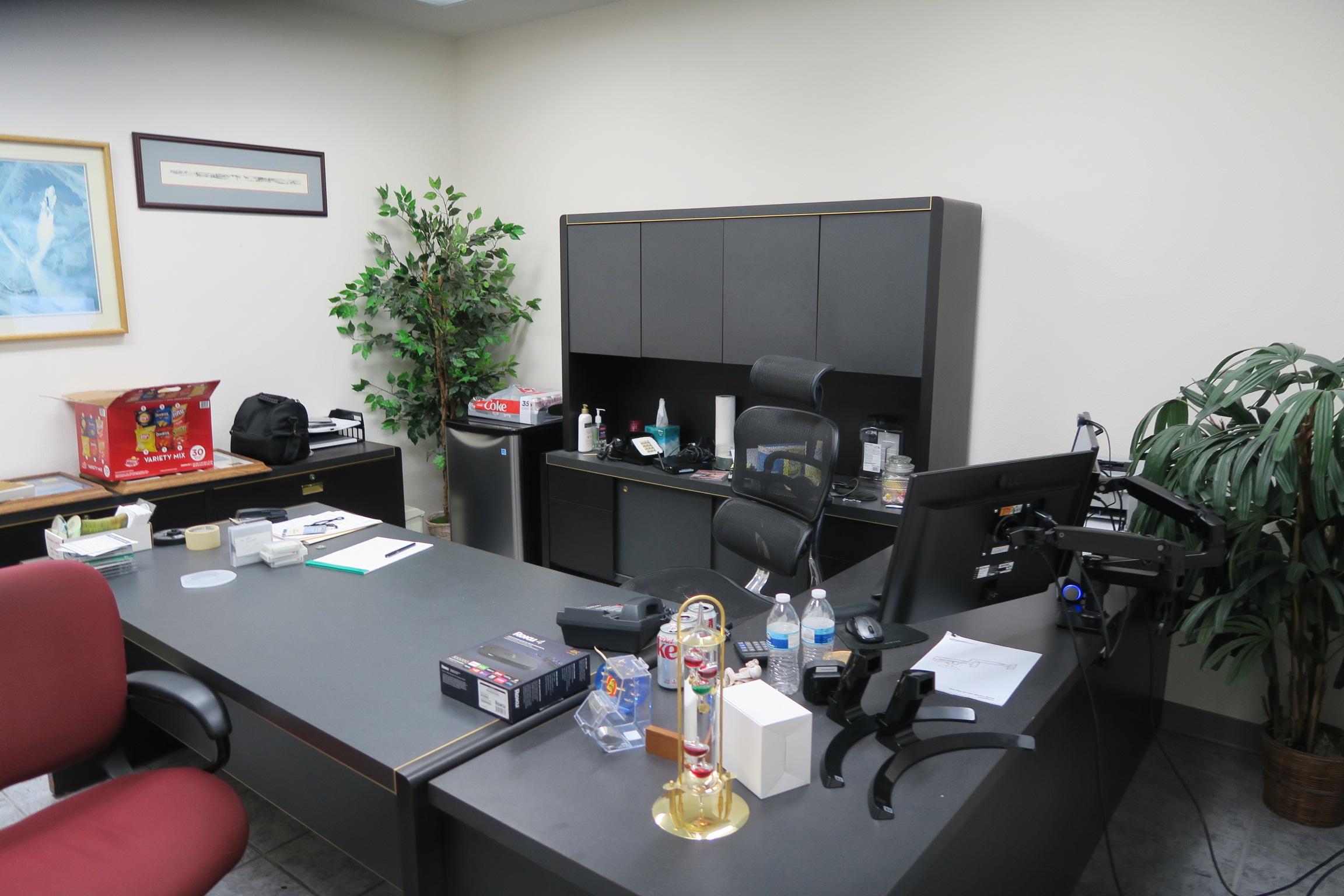 Executive U-Shaped Desk w/Hutch and Credenza