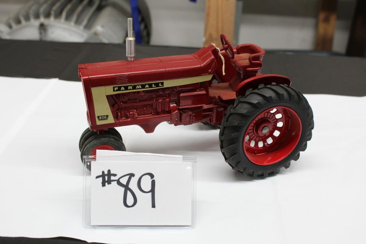 FARMALL 806 TRACTOR