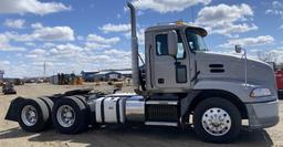 2016 Mack CXU613 Day Cab Semi