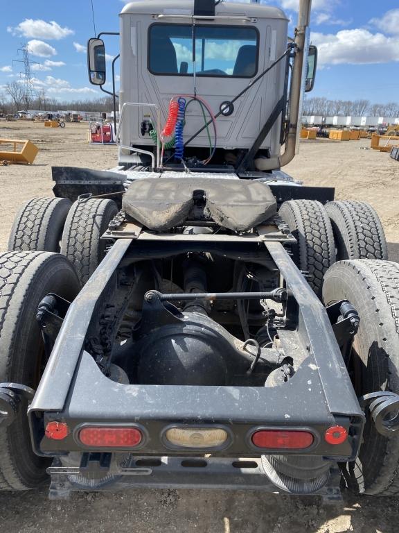 2016 Mack CXU613 Day Cab Semi