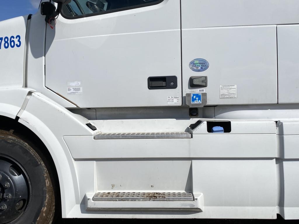 2013 Volvo VNL Sleeper Semi