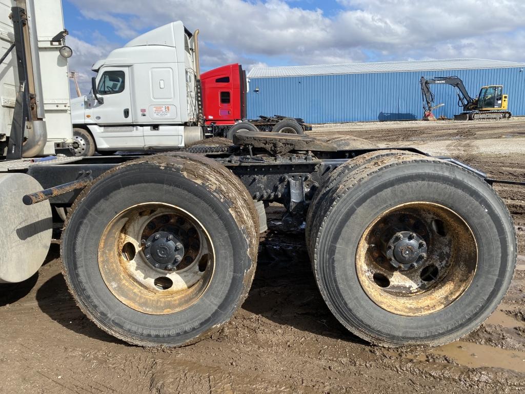 2013 Volvo VNL Sleeper Semi