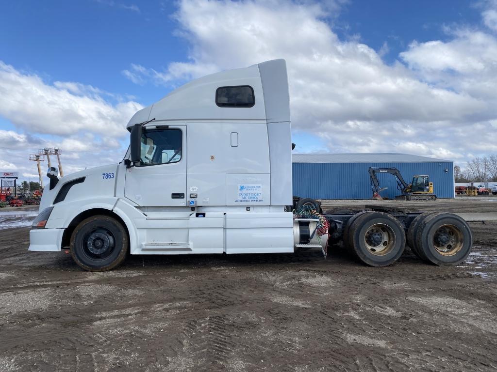 2013 Volvo VNL Sleeper Semi