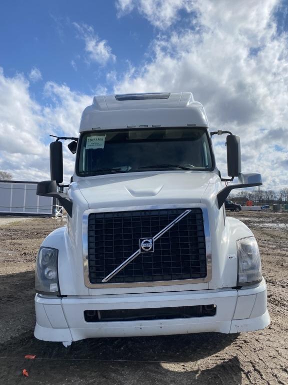 2013 Volvo VNL Sleeper Semi