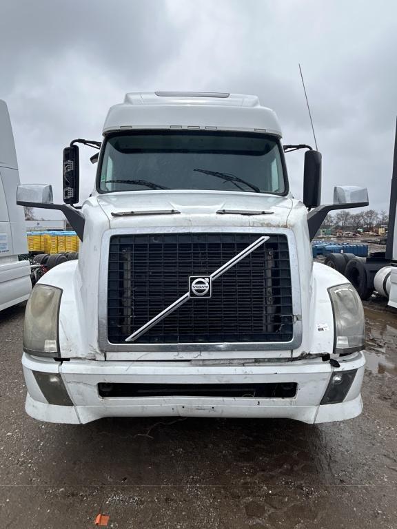 2013 Volvo VNL Sleeper Cab Semi