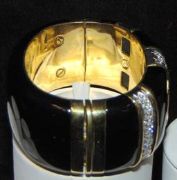 18 Kt Yellow Gold Hinged Black Stone Bracelet.