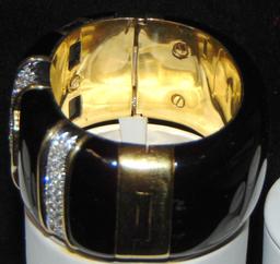 18 Kt Yellow Gold Hinged Black Stone Bracelet.