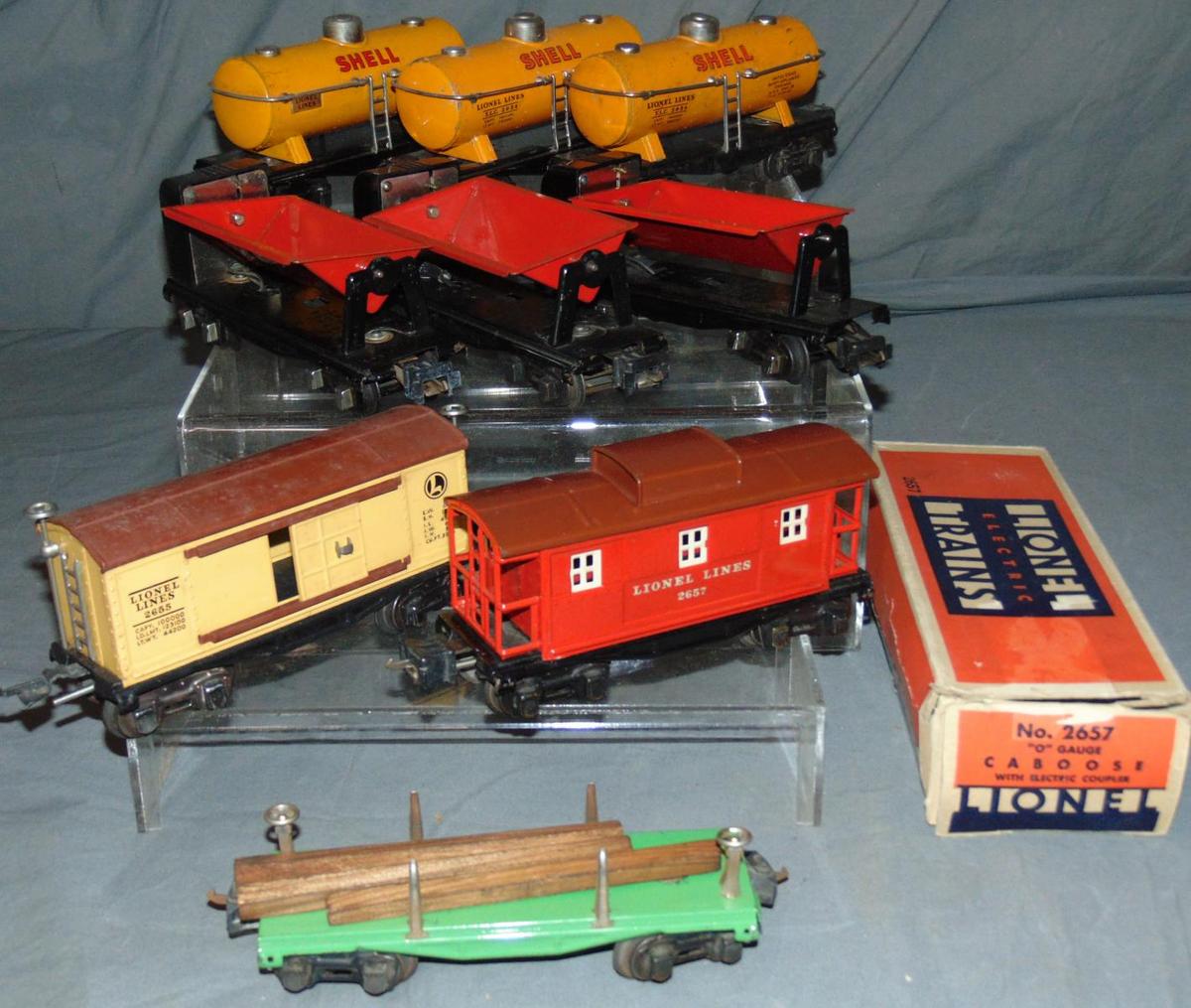 8 Lionel Freight Cars