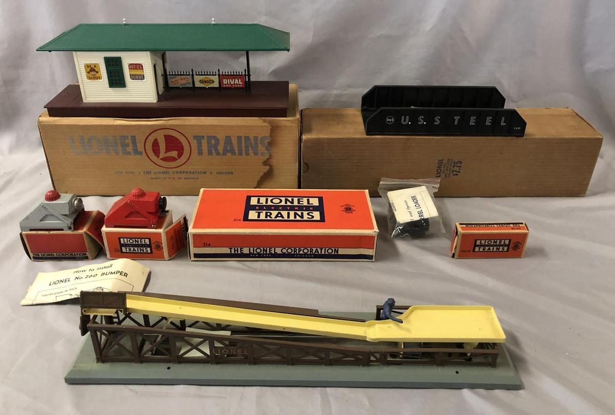 5 Boxed Lionel Accessories