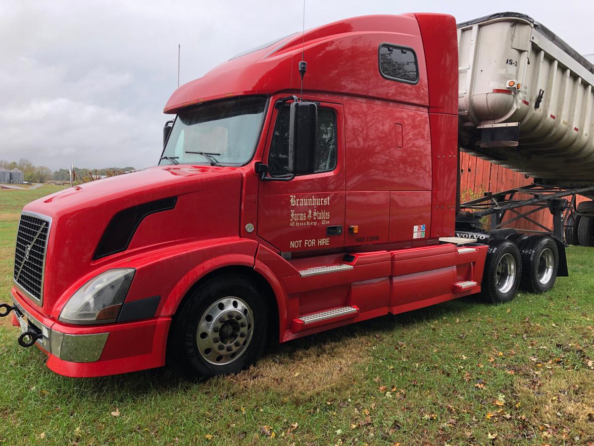 2007 Volvo Tractor, 2-Axle, Dual Tandem w/ Integrated Sleeper, D-12 Volvo D