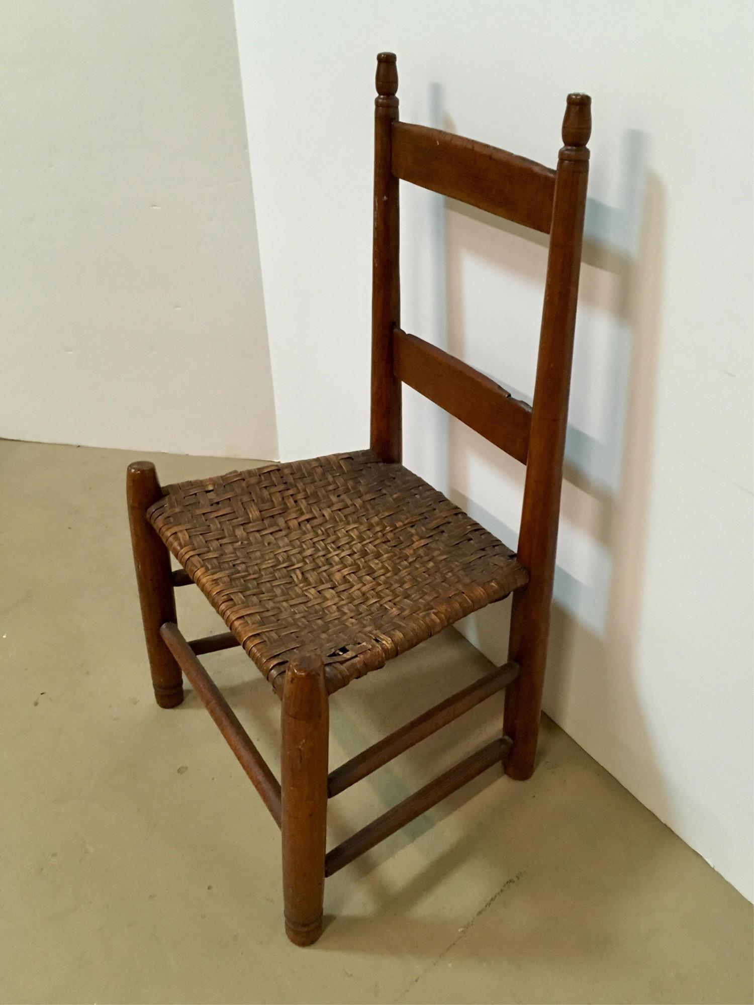 ANTIQUE PRIMITIVE CHAIR