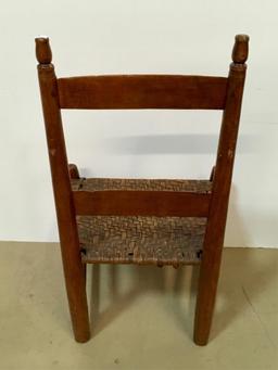 ANTIQUE PRIMITIVE CHAIR