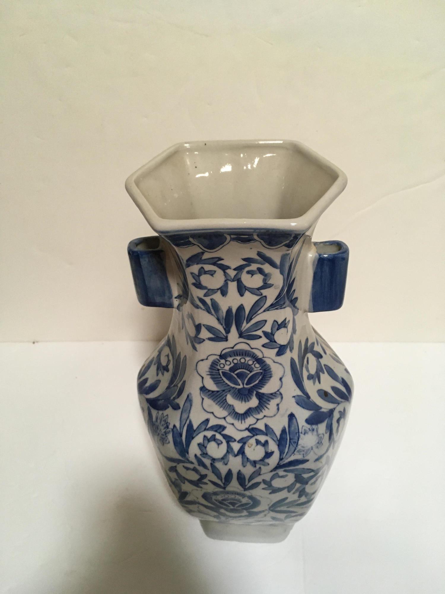 BLUE AND WHITE CHINESE VASE