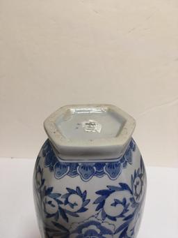 BLUE AND WHITE CHINESE VASE