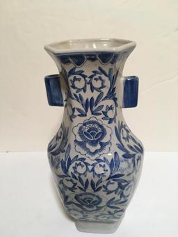 BLUE AND WHITE CHINESE VASE