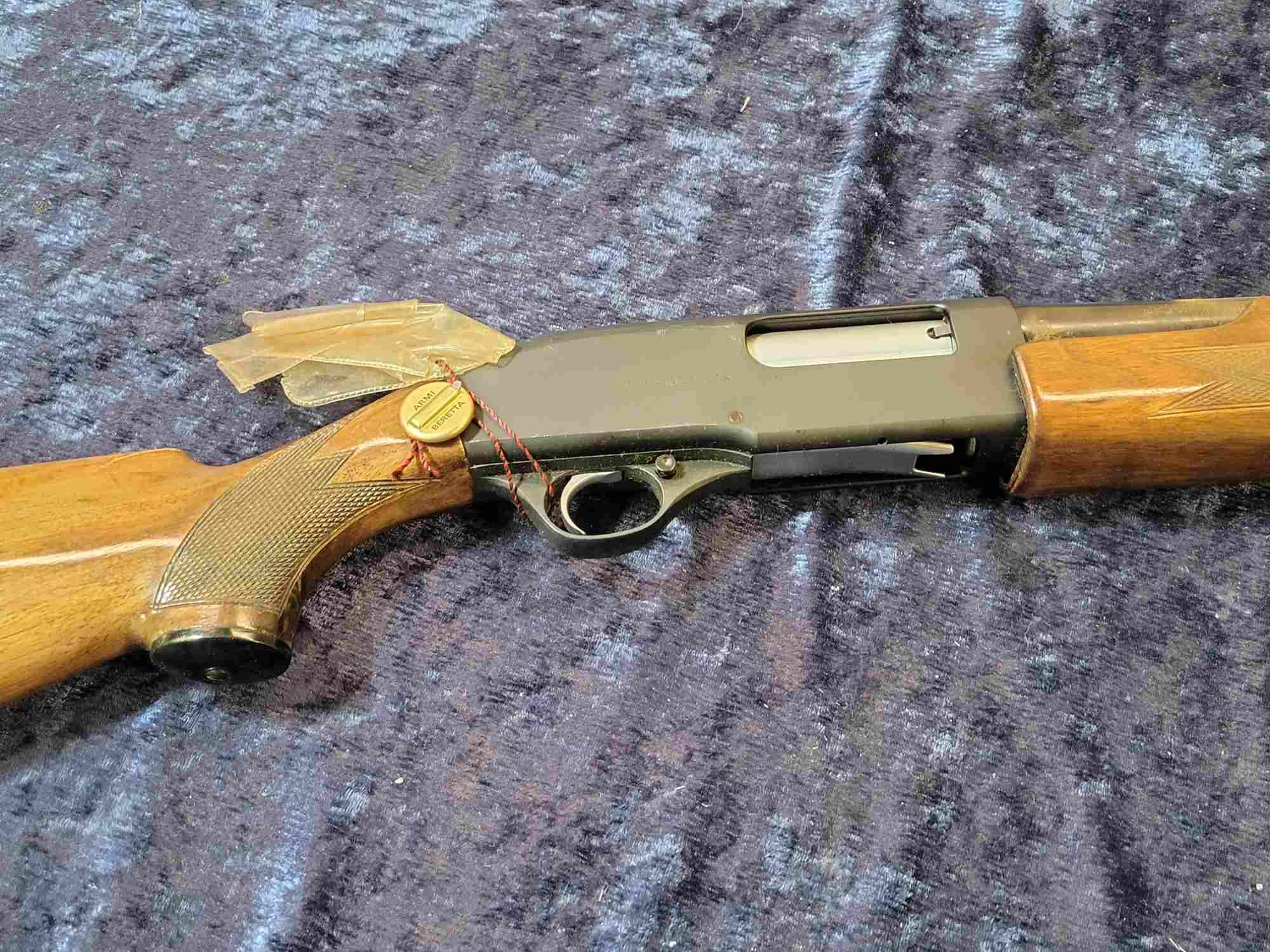 BERETTA 12 GAUGE SHOTGUN MODEL RS 200 WITH CASE
