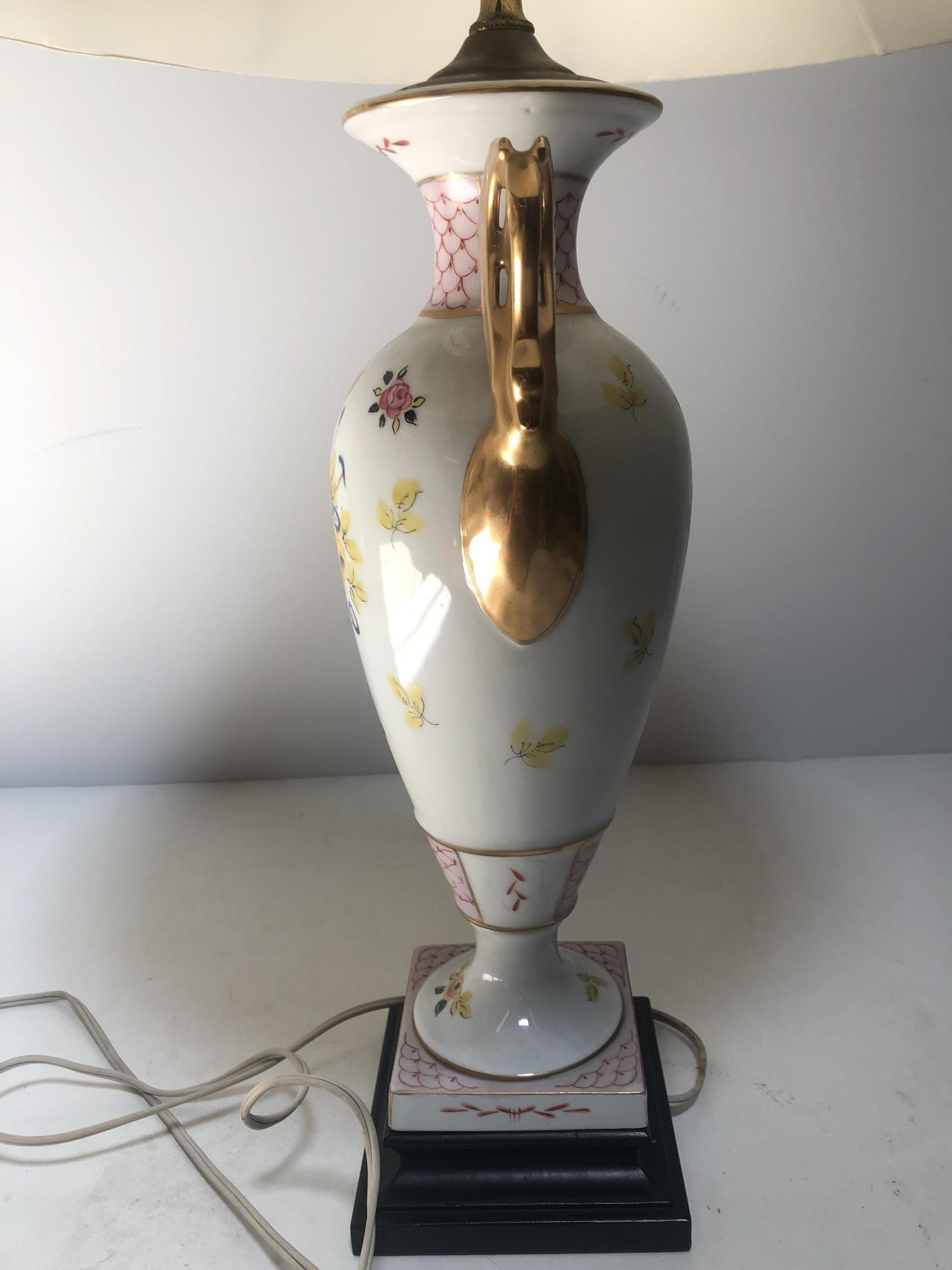 BEAUTIFUL PAINTED URN LAMP OF FLOWERS WITH SHADE