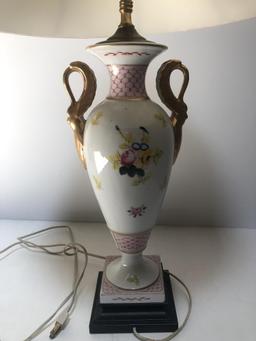 BEAUTIFUL PAINTED URN LAMP OF FLOWERS WITH SHADE