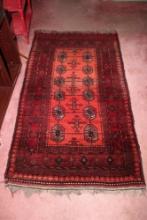 RED AREA RUG WITH FRINGE