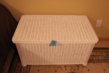 LIFTING LID WICKER CHEST / TRUNK