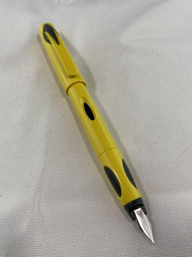 PELIKAN FUTURA IN FOUNTAIN PEN IN YELLOW