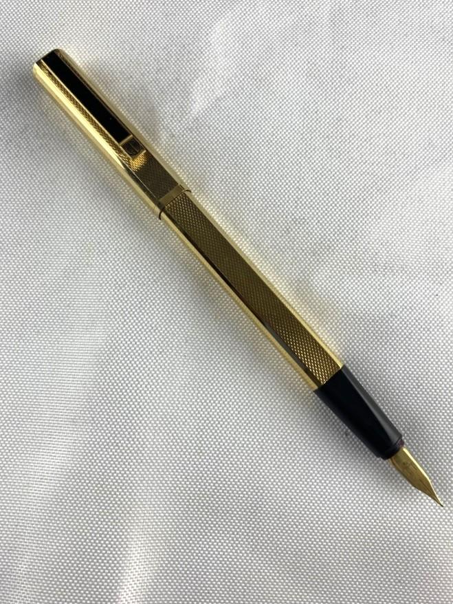 DUNHILL GOLD PLATED FOUNTAIN PEN