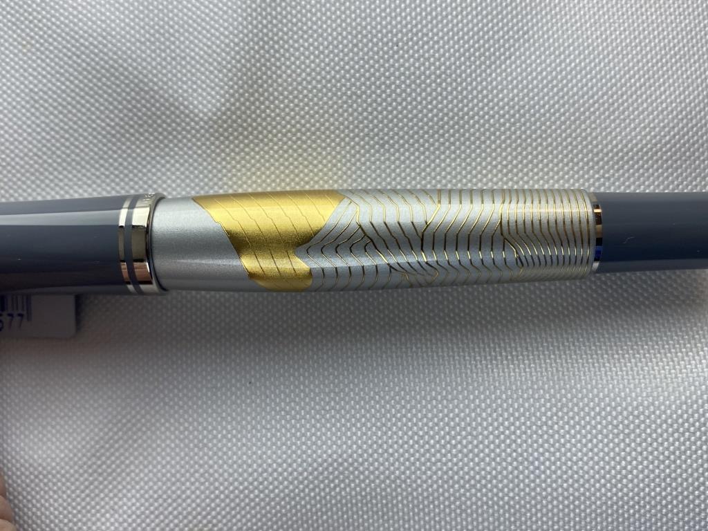 PELIKAN MT EVEREST 18KT GOLD FOUNTAIN PEN