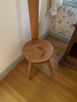 COOL THREE LEG CHAIR