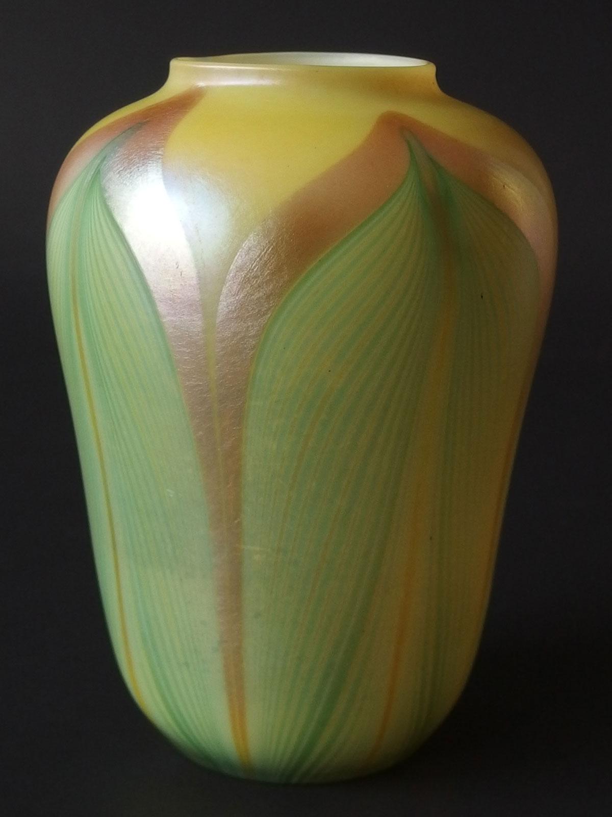 QUEZAL ART GLASS VASE