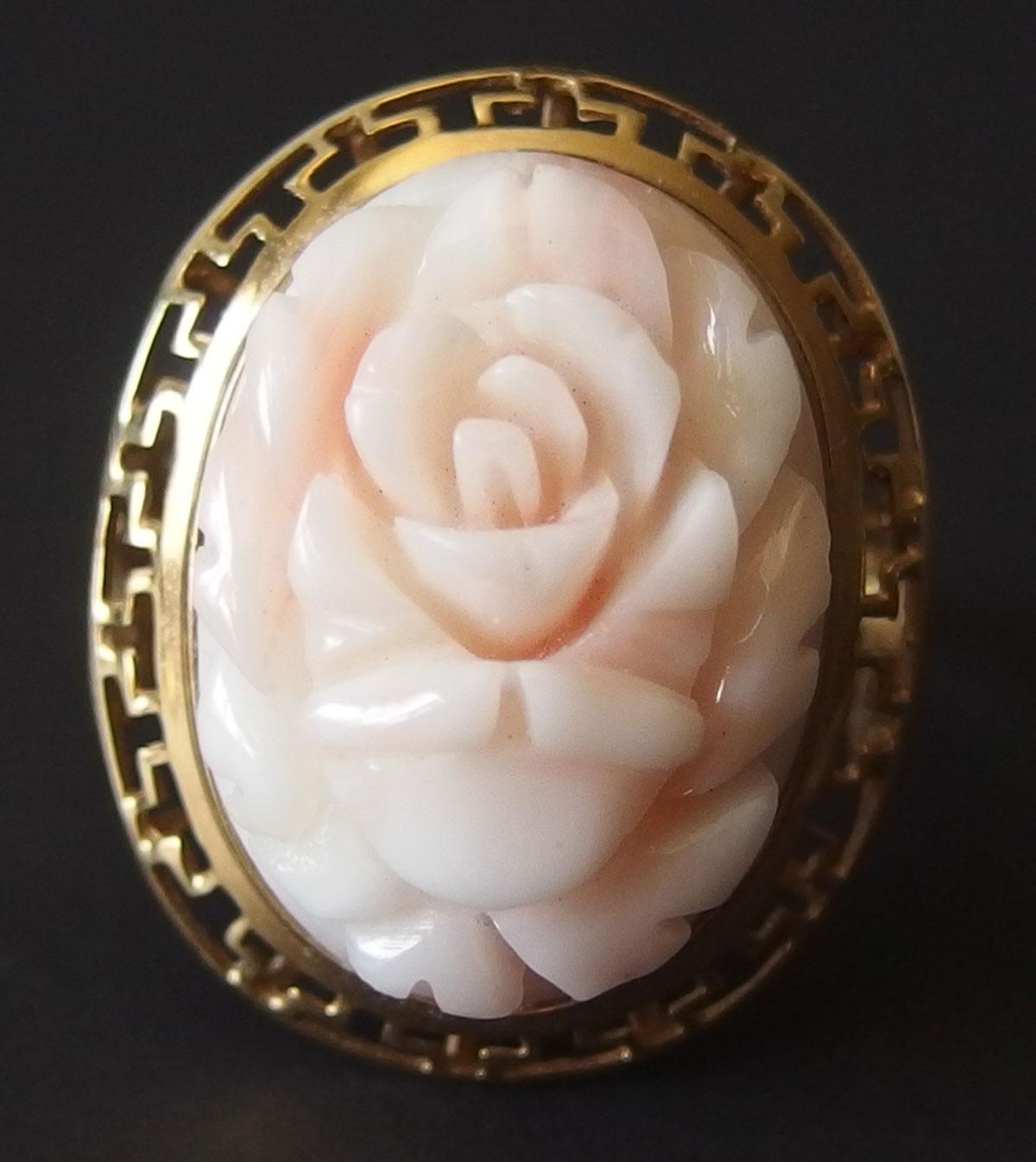 14KT GOLD & CORAL RING