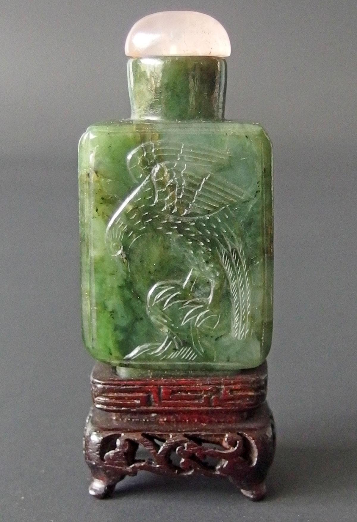 CHINESE SPINACH JADE SNUFF BOTTLE