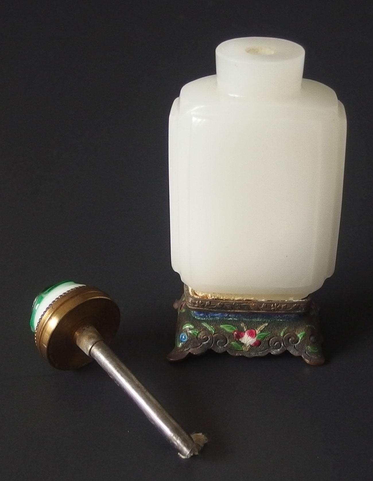 CHINESE WHITE JADE SNUFF BOTTLE