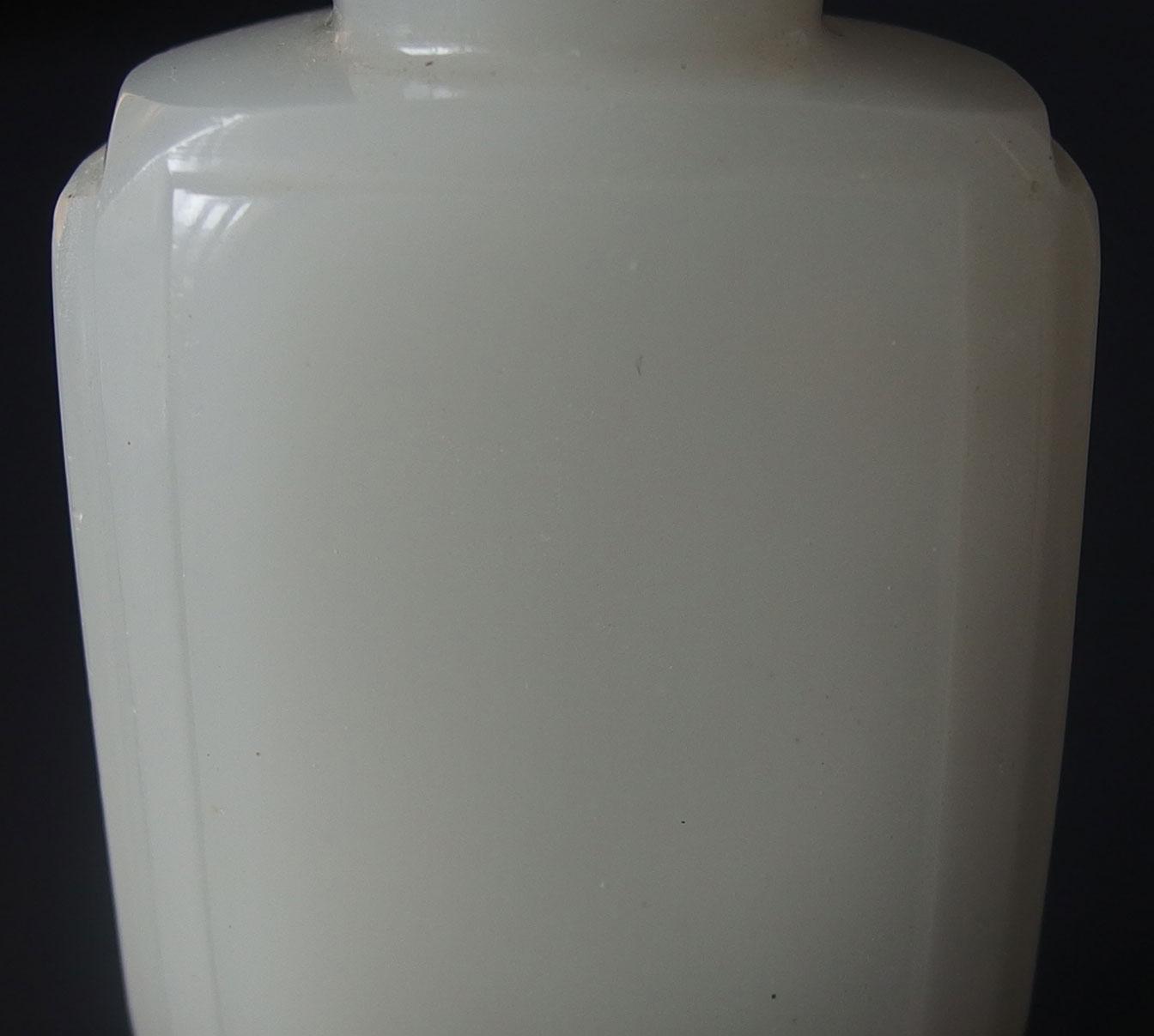 CHINESE WHITE JADE SNUFF BOTTLE