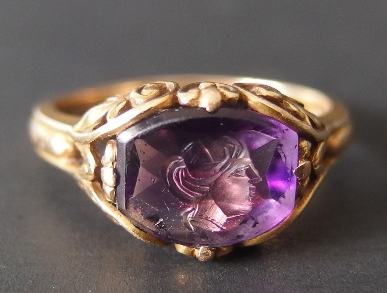 ANTIQUE 14KT GOLD INTAGLIO AMETHYST RING