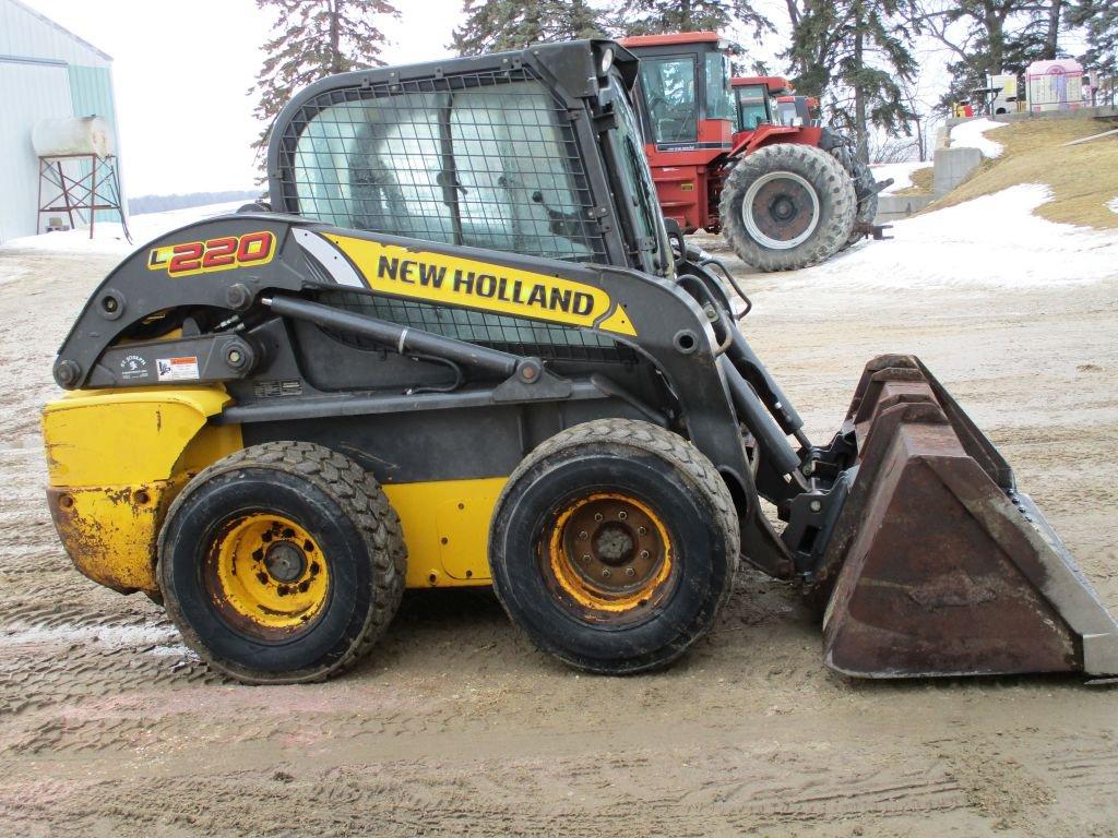 2011 New Holland L220, cab, heat, AC, radio, 4,520 hrs. showing, 2 sp. SN#JAF0L220PBM435898