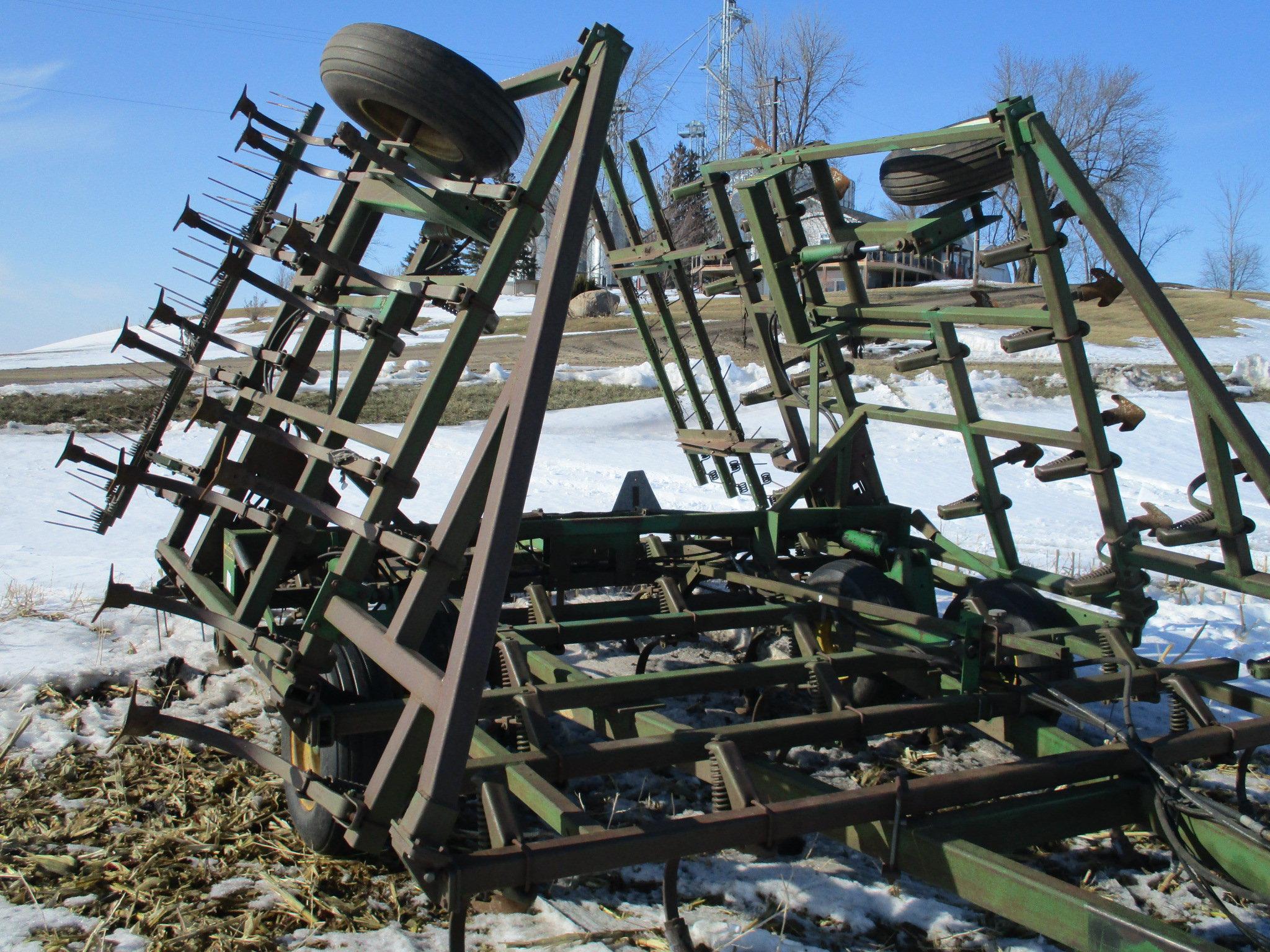 John Deere 960, 28 ft. field cult. hyd wings, walking tandems, 3 bar harrow