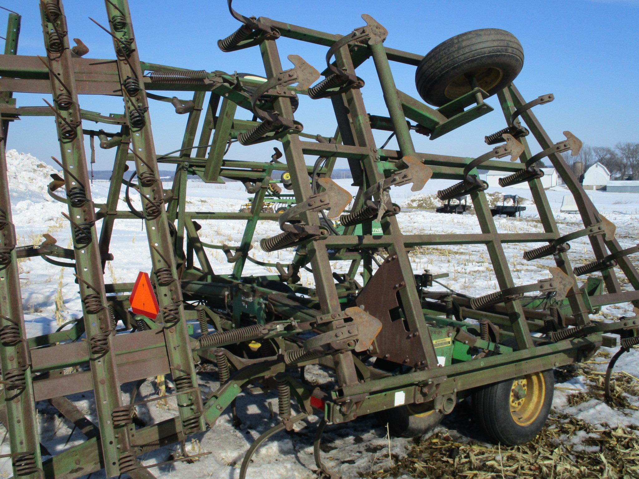 John Deere 960, 28 ft. field cult. hyd wings, walking tandems, 3 bar harrow