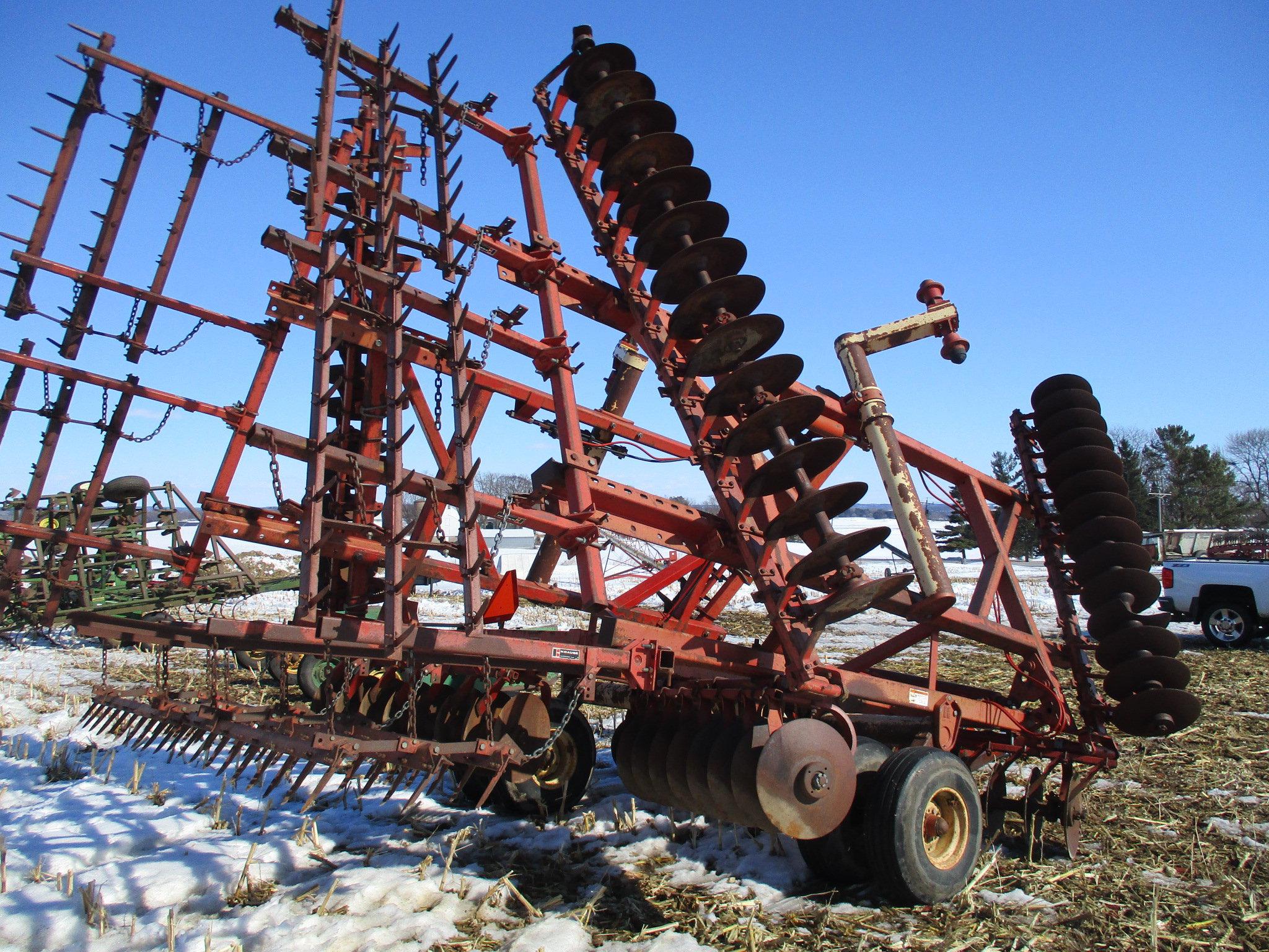 Krause 4976, 30 ft. disc, 5 bar spike tooth drag, no wheels on wings