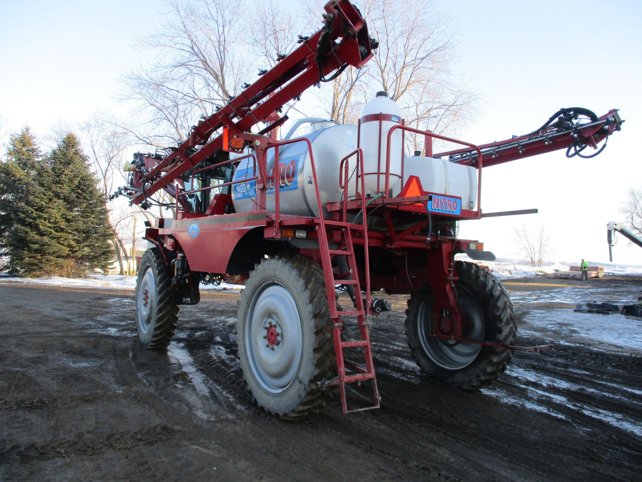 2004 Miller Nitro 2275HT self propelled sprayer, 2,700 hrs. 4WD, 1,400 gal stainless steel tank