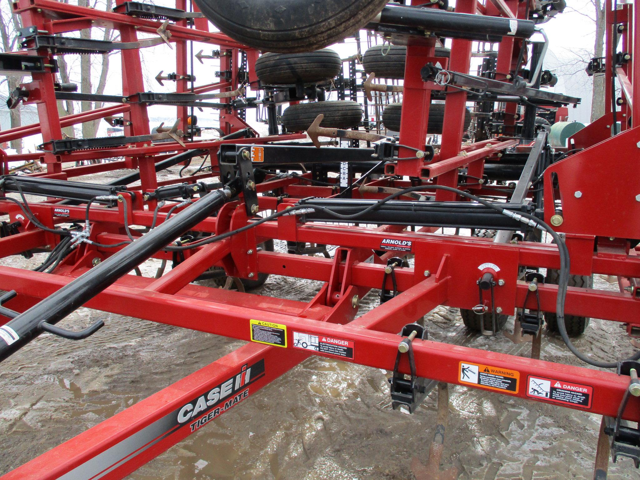 2014 Case IH Tiger Mate 200, 60' field cult. rolling basket, 2 bar harrow, walking tandems, gauge