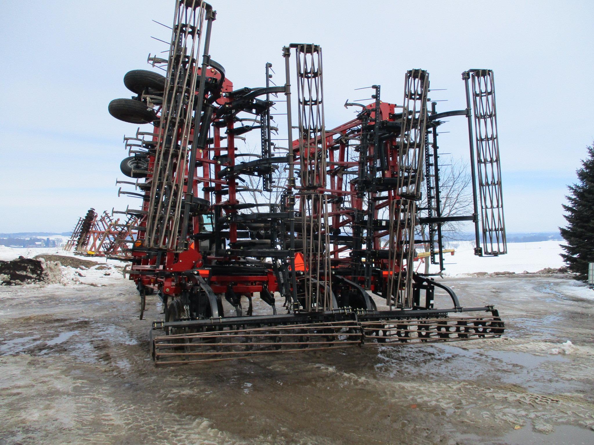 2014 Case IH Tiger Mate 200, 60' field cult. rolling basket, 2 bar harrow, walking tandems, gauge