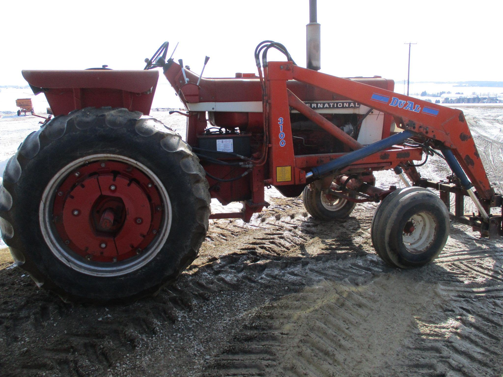Int. 856 Custom dsl. 6,301 hrs. shwoing, 3pt. dual PTO, hyd W/Dual 3100 hyd loader, pallet forks