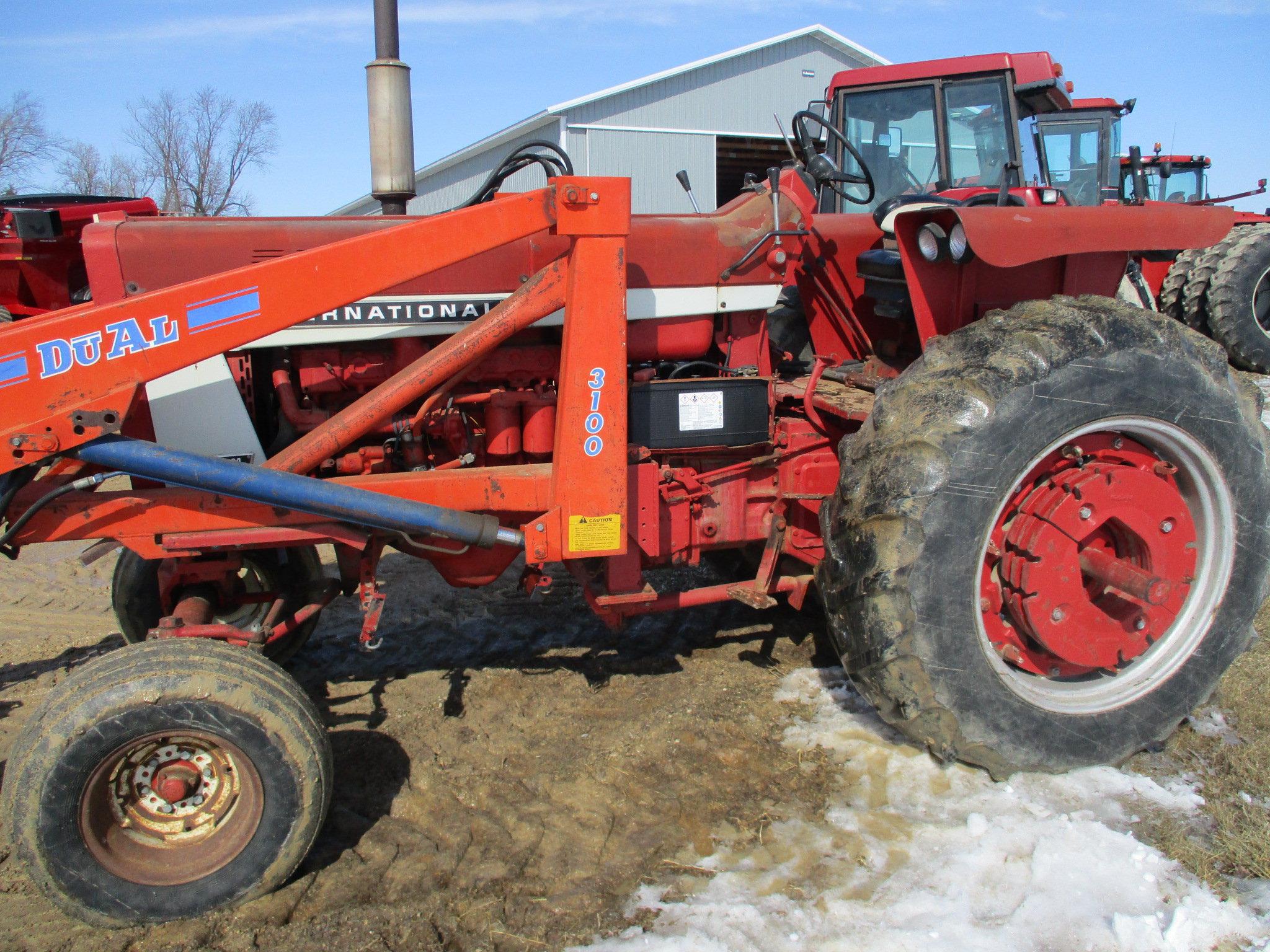 Int. 856 Custom dsl. 6,301 hrs. shwoing, 3pt. dual PTO, hyd W/Dual 3100 hyd loader, pallet forks