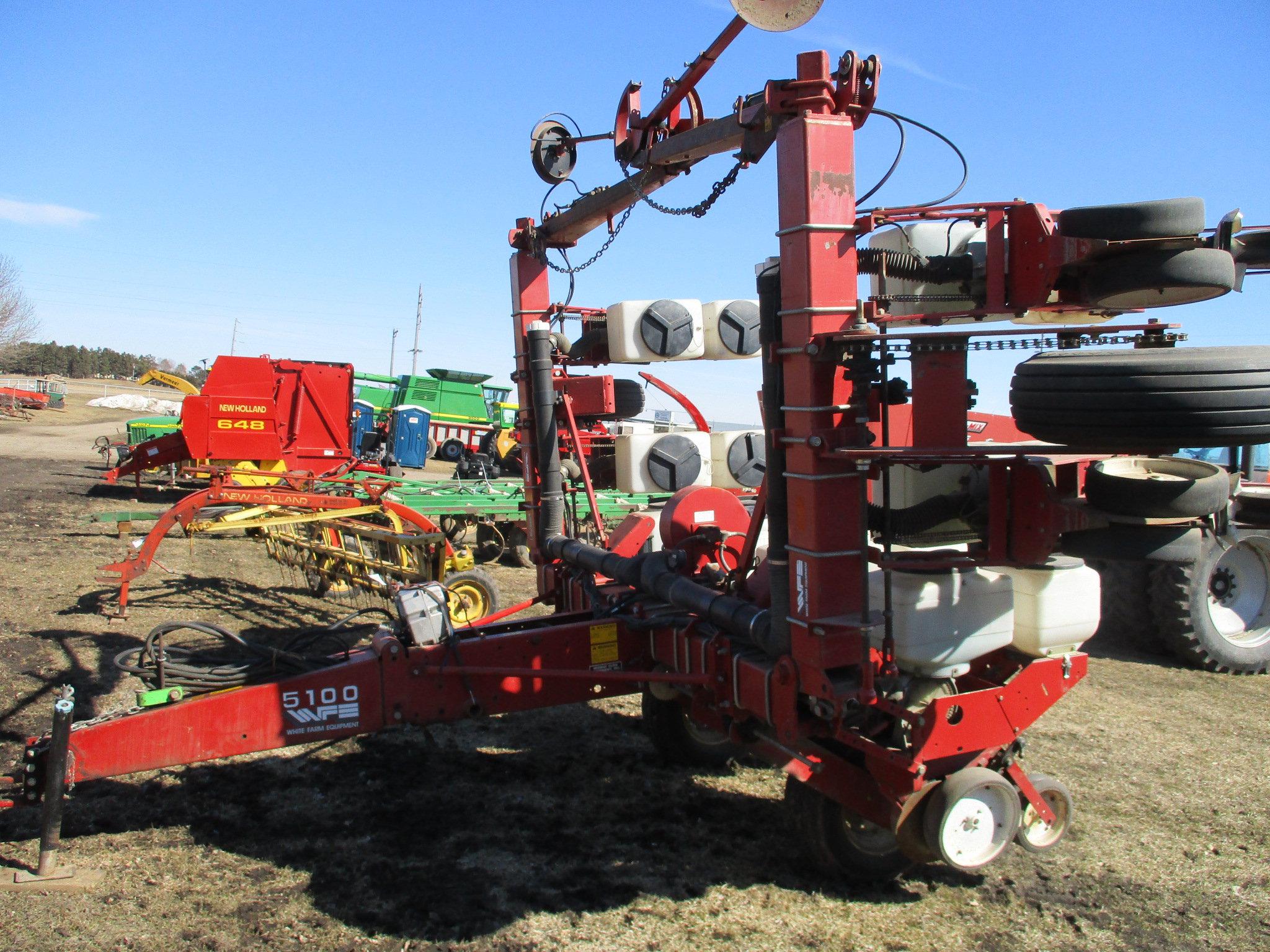 White 5100 8R planter, wing fold