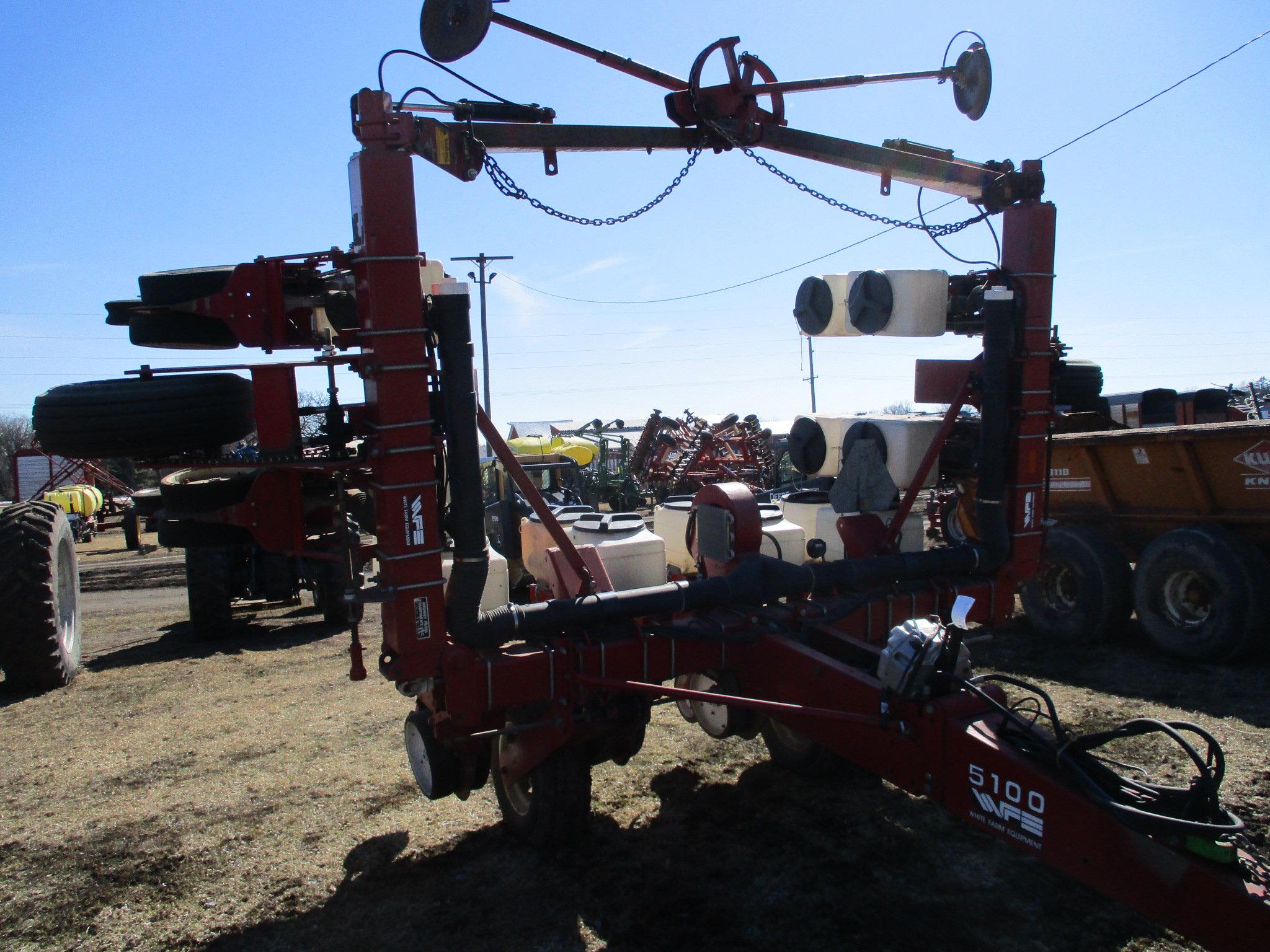 White 5100 8R planter, wing fold