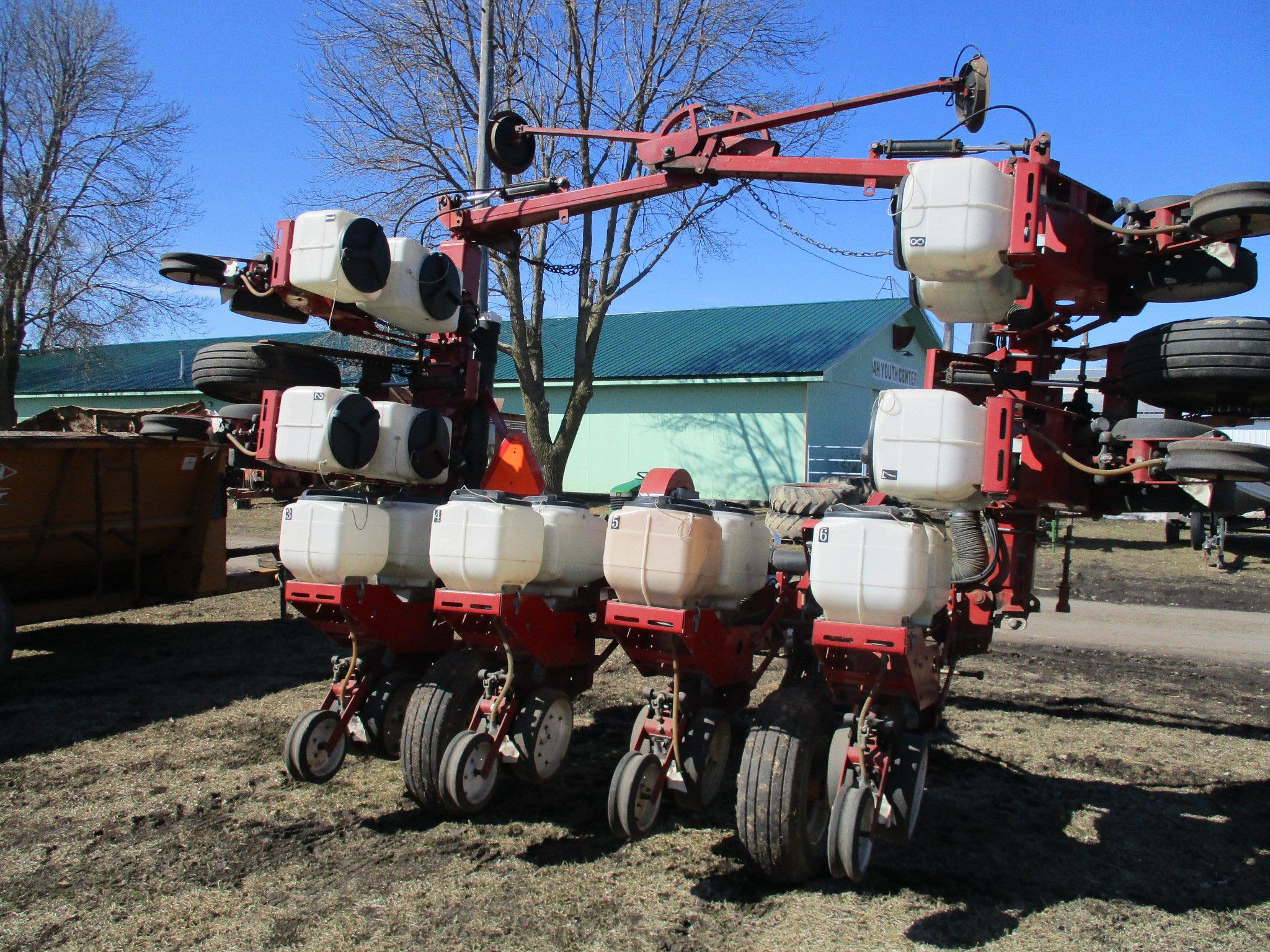 White 5100 8R planter, wing fold