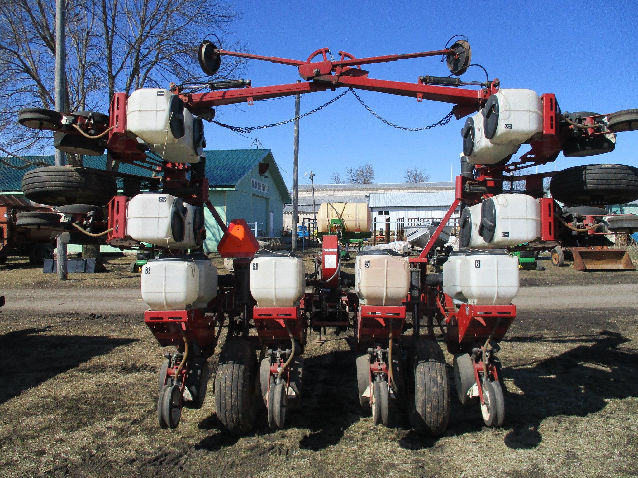 White 5100 8R planter, wing fold