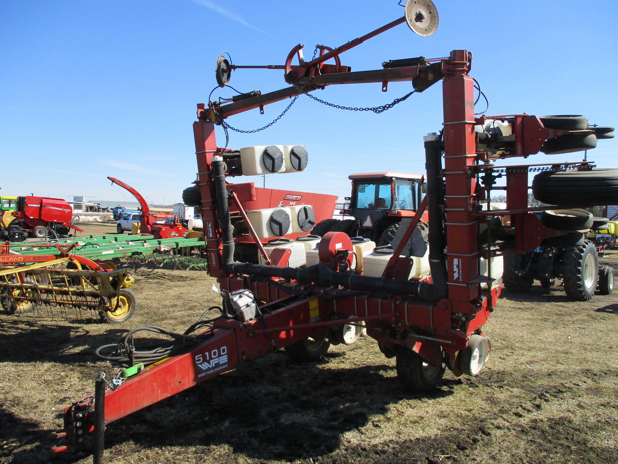 White 5100 8R planter, wing fold