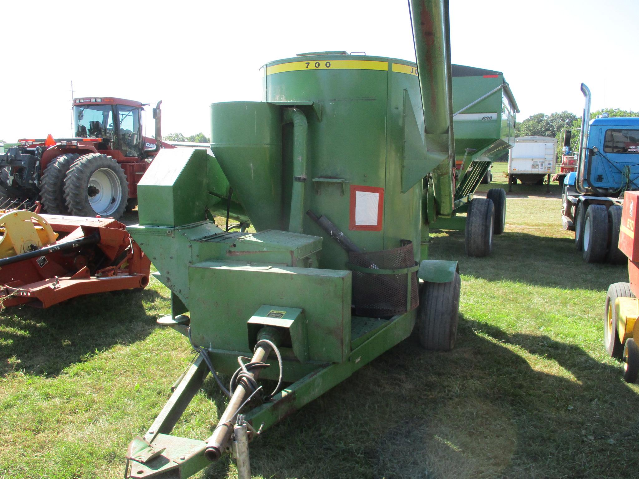 John Deere 700 feed mill